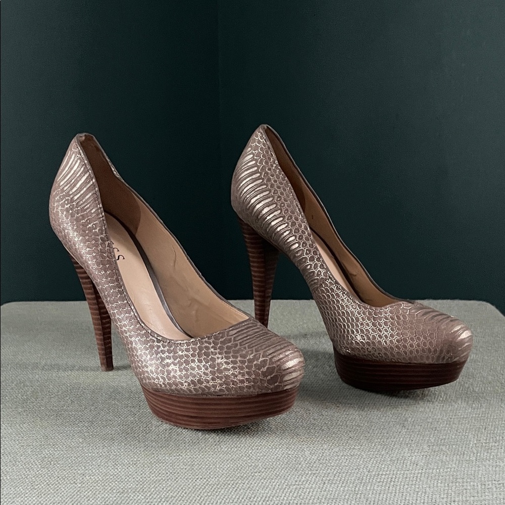 GUESS Champagne Metallic Snakeskin Platform Heels 8M